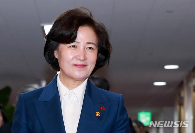 [서울=뉴시스] 이영환 기자 = 추미애 법무부 장관이 28일 오전 서울 종로구 정부서울청사에서 열린 국무회의에 참석하고 있다. 2020.01.28.&nbsp;&nbsp; 20hwan@newsis.com