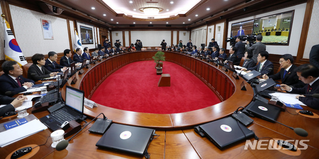 [서울=뉴시스] 이영환 기자 = 정세균 국무총리가 28일 오전 서울 종로구 정부서울청사에서 열린 국무회의에 참석해 발언을 하고 있다. 2020.01.28. 20hwan@newsis.com