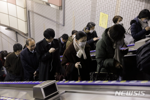 [도쿄=AP/뉴시스]28일 오전 일본 도쿄에서 사람들이 마스크를 쓴 채 출근하고 있다. 우한 폐렴으로 불리는 신종 코로나바이러스 감염증에 대한 대응으로 보인다. 2020.01.28.