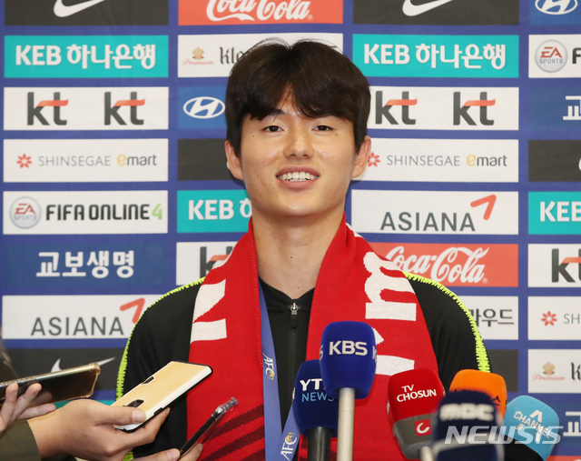 [인천공항=뉴시스] 조수정 기자 = 2020 AFC U-23챔피언십에서 우승을 거머쥔 대한민국 축구 U-23 대표팀 주장 이상민이 28일 오전 인천공항으로 귀국, 인터뷰 하고 있다. 2020.01.28.chocrystal@newsis.com