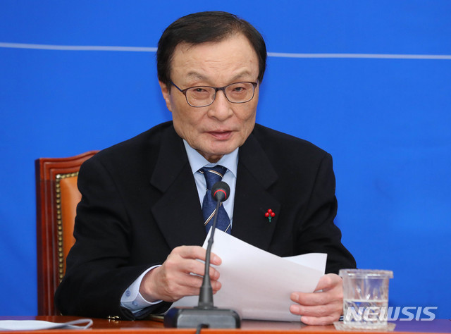 [서울=뉴시스] 장세영 기자 = 이해찬 더불어민주당 인재영입위원장이 28일 서울 여의도 국회에서 열린 인재영입 발표회에 참석해 더불어민주당 영입인재 14호 30세 스타트업 청년창업가 조동인 대표를 환영하는 인사말을 하고 있다. 2020.01.28. photothink@newsis.com