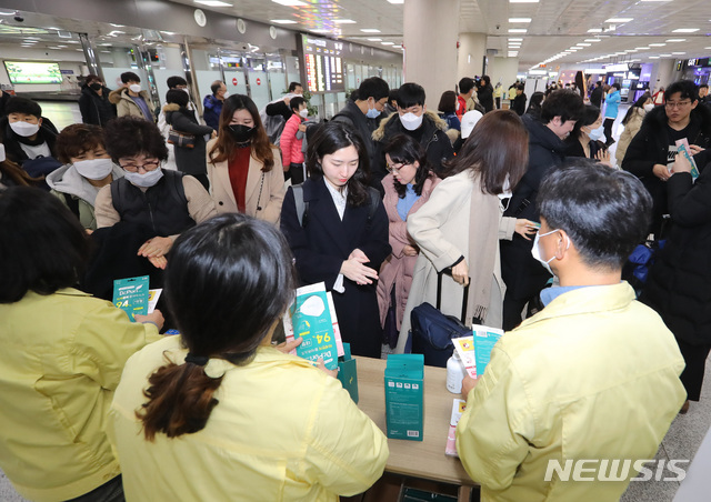 [제주=뉴시스]우장호 기자 = '우한 폐렴'으로 불리는 중국발 신종 코로나바이러스가 무서운 속도로 퍼지고 있는 가운데 28일 제주국제공항에서 이용객들에게 마스크를 나눠 주고 있다. 2020.01.28. woo1223@newsis.com