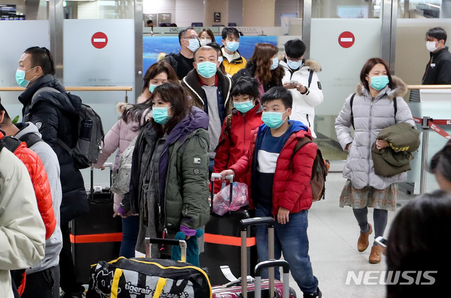 [제주=뉴시스]우장호 기자 = '우한 폐렴'으로 불리는 중국발 신종 코로나바이러스가 무서운 속도로 퍼지고 있는 가운데 28일 제주국제공항에 마스크를 쓴 중국인 관광객들이 이동하고 있다. 2020.01.28.&nbsp; woo1223@newsis.com