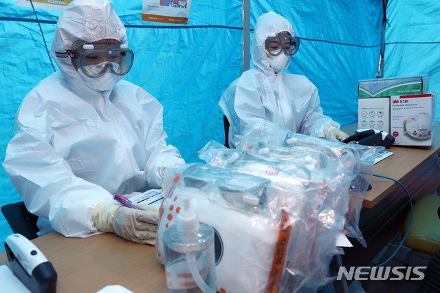 [서울=뉴시스]인천광역시 옹진군 보건소 직원들이 28일 신종 코로나 바이러스 감염증(우한 폐렴) 선별진료소에서 상시 비상방역 근무체계를 운영하고 있다. (사진=옹진군 제공) 2020.01.28.&nbsp; photo@newsis.com