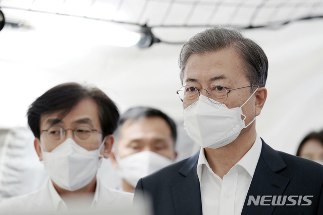 [서울=뉴시스]문재인 대통령이 28일 오전 신종 코로나바이러스 감염증(우한 폐렴) 대응 의료기관인 서울 중구 국립중앙의료원을 방문해 선별진료소 대기실에서 관계자로부터 현장 대응체계에 대한 설명을 듣고 있다.(사진=청와대 제공) 2020.01.28.&nbsp; photo@newsis.com