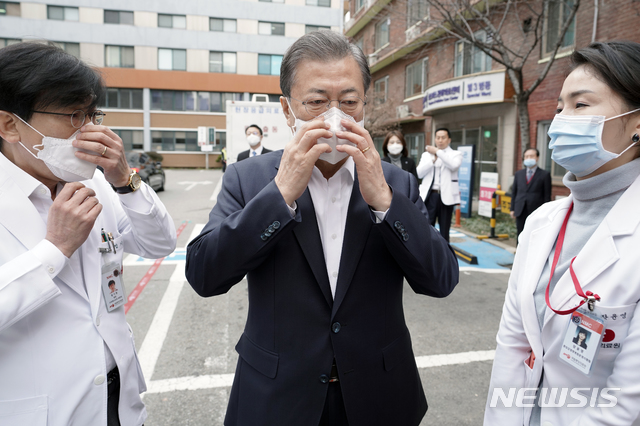 [서울=뉴시스]문재인 대통령이 28일 오전 신종 코로나바이러스 감염증(우한 폐렴) 대응 의료기관인 서울 중구 국립중앙의료원을 방문해 마스크를 착용하고 있다.(사진=청와대 제공) 2020.01.28. photo@newsis.com