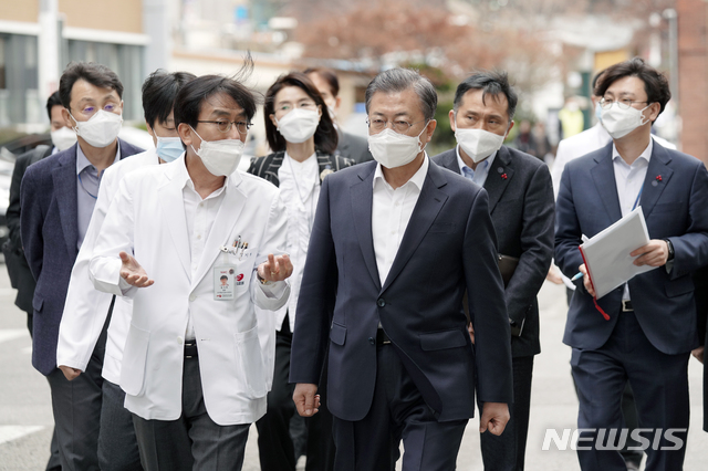 [서울=뉴시스]문재인 대통령이 28일 오전 신종 코로나바이러스 감염증(우한 폐렴) 대응 의료기관인 서울 중구 국립중앙의료원을 방문해 정기현 국립중앙의료원장의 안내로 현장 의료시설을 둘러보고 있다.(사진=청와대 제공) 2020.01.28.  photo@newsis.com