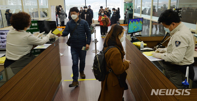 [대구=뉴시스] 이무열 기자 = 질병관리본부가 중국 전역 입국자에 대해 전수검사와 건강상태 질문서 제출을 의무화한 28일 오전 대구국제공항 국제선 입국장에서 마스크를 쓴 상하이발 비행기 탑승객들이 체온 감지 열화상카메라 검역대를 통과하고 있다. 2020.01.28. lmy@newsis.com