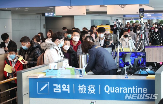 [인천공항=뉴시스]홍효식 기자 = 28일 오전 인천국제공항 1터미널 입국장에서 중국 톈진에서 입국한 사람들이 검역소에 건강상태질문서를 제출하고 있다. 질병관리본부는 신종 코로나 바이러스(우한 폐렴)와 관련해 중국 전역을 검역대상 오염지역으로 지정하고 전체 입국자를 대상으로 검역과 건강상태질문서 제출을 의무화 했다. 2020.01.28. photo@newsis.com