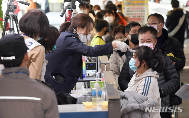 [서울=뉴시스] 홍효식 기자 = 신종 코로나바이러스 감염증(우한 폐렴) 국내 확산을 막기 위해 중국에서 입국하는 여행자들의 전수발열검사가 이어지고 있는 28일 인천국제공항 검역담당자들이 중국 항저우발 항공기 탑승객들을 대상으로 발열 검사를 하고 있다. 2020.01.28.&nbsp; photo@newsis.com 