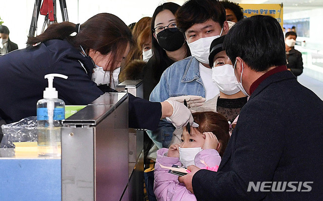 [서울=뉴시스] 홍효식 기자 = 신종 코로나바이러스 감염증(우한 폐렴) 국내 확산을 막기 위해 중국에서 입국하는 여행자들의 전수발열검사가 이어지고 있는 28일 인천국제공항 검역담당자들이 중국 항저우발 항공기 탑승객들을 대상으로 발열 검사를 하고 있다. 2020.01.28. photo@newsis.com