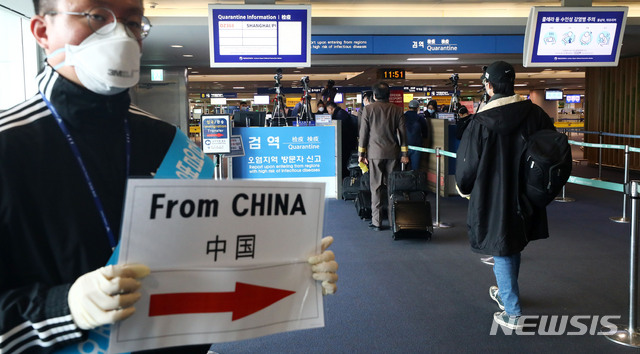 [인천공항=뉴시스]홍효식 기자 = 중국 상해발 입국자들이 28일 인천국제공항에서 건강상태 질문서를 작성한 뒤 이동하고 있다. 보건당국은 이날부터 신종 코로나바이러스 감염증 확산을 막고자 중국에서 들어오는 모든 입국자의 '건강상태 질문서' 제출을 의무화했다. 2020.01.28. yesphoto@newsis.com