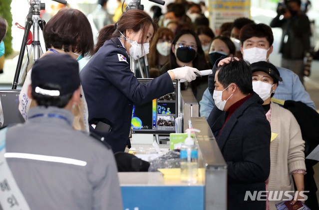 [인천공항=뉴시스]홍효식 기자 = 28일 인천국제공항 1터미널 입국장에서 중국 항저우에서 입국한 사람들이 검역소에서 검역받고 있다. 질병관리본부는 신종 코로나 바이러스(우한 폐렴)와 관련해 중국 전역을 검역대상 오염지역으로 지정하고 전체 입국자를 대상으로 검역과 건강상태질문서 제출을 의무화 했다. 2020.01.28. photo@newsis.com