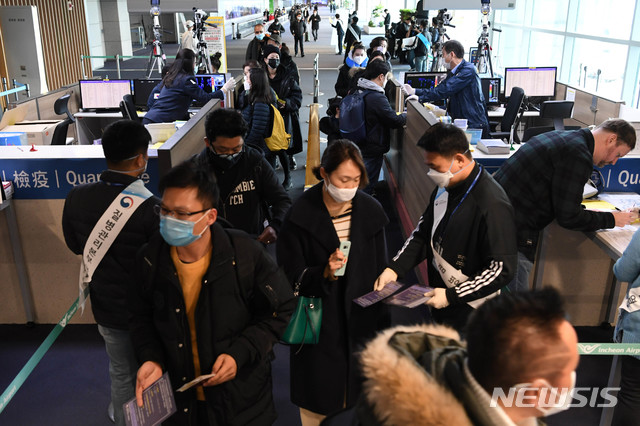 [인천공항=뉴시스] 홍효식 기자 = 중국발 항공기에서 내린 여행객들과 외국인들이 28일 인천국제공항 제1터미널 입국장 검역소에서 발열검사를 받고 있다. 2020.01.28. photo@newsis.com