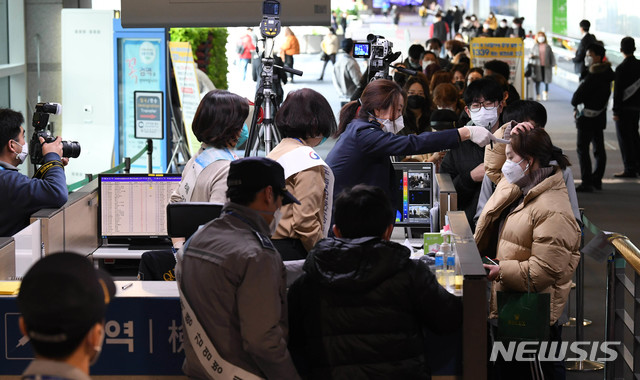 [인천공항=뉴시스] 홍효식 기자 = 중국발 항공기에서 내린 여행객들과 외국인들이 28일 인천국제공항 제1터미널 입국장 검역소에서 발열검사를 받고 있다. 2020.01.28.&nbsp; photo@newsis.com 