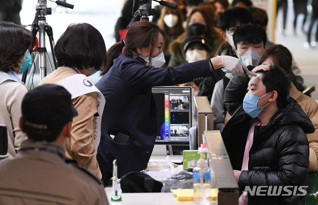 [인천공항=뉴시스] 홍효식 기자 = 중국발 항공기에서 내린 여행객들과 외국인들이 28일 인천국제공항 제1터미널 입국장 검역소에서 발열검사를 받고 있다. 2020.01.28. photo@newsis.com