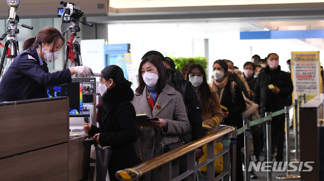 [인천공항=뉴시스] 홍효식 기자 = 중국발 항공기에서 내린 여행객들과 외국인들이 28일 인천국제공항 제1터미널 입국장 검역소에서 발열검사를 받고 있다. 2020.01.28. photo@newsis.com