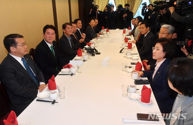 [서울=뉴시스] 김진아 기자 = 안철수 바른미래당 전 의원을 비롯한 바른미래당 의원들이 28일 서울 여의도의 한 중식당에서 오찬을 갖고 있다. 2020.01.28. photo@newsis.com