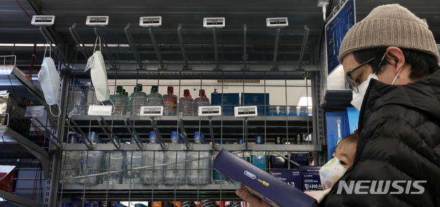 [서울=뉴시스]전신 기자 = 신종 코로나바이러스 감염증(우한 폐렴) 확산 우려가 커지는 가운데 28일 서울 시내 한 대형마트에 마스크가 품절돼 판매대가 텅 비어 있다. 2020.01.28.&nbsp; photo1006@newsis.com