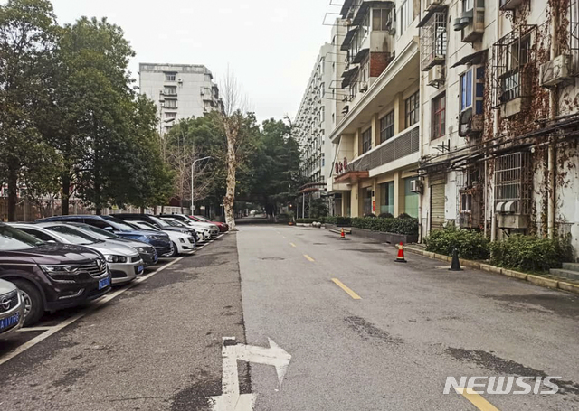 [우한=AP/뉴시스]신종 코로나 바이러스 감염증 확산으로 봉쇄된 중국 후베이성 우한의 주택가에 27일 인적이 끊겨있다. 사진은 우한에 거주하는 탄자니아 출신의 의사 카미스 하산 바카리가 제공한 것이다. 2020.01.28