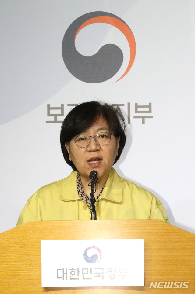 [세종=뉴시스]강종민 기자 = 정은경 질병관리본부장이 28일 오후 정부세종청사에서 신종 코로나바이러스 감염증(우한 폐렴) 발생 현황과 네번째 확진환자 중간조사 경과를 발표하고 있다. 2020.01.28. ppkjm@newsis.com