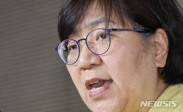 [세종=뉴시스]강종민 기자 = 정은경 질병관리본부장이 28일 오후 정부세종청사에서 신종 코로나바이러스 감염증(우한 폐렴) 발생 현황과 네번째 확진환자 중간조사 경과를 발표하고 있다. 2020.01.28. ppkjm@newsis.com