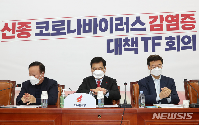 [서울=뉴시스] 고승민 기자 = 자유한국당 심재철 원내대표와 김재원 정책위의장 등 의원들이 28일 서울 여의도 국회에서 신종 코로나바이러스 감염증 대책 TF 회의를 하기 전 마스크를 착용하고 손소독제로 손을 소독하고 있다. 2020.01.28.kkssmm99@newsis.com