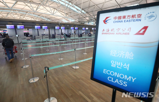 [인천공항=뉴시스]홍효식 기자 = 신종 코로나바이러스 감염증(우한 폐렴) 확진자가 증가한 28일 인천국제공항 중국행 탑승권 발권 창구가 한산하다. 2020.01.28. yesphoto@newsis.com