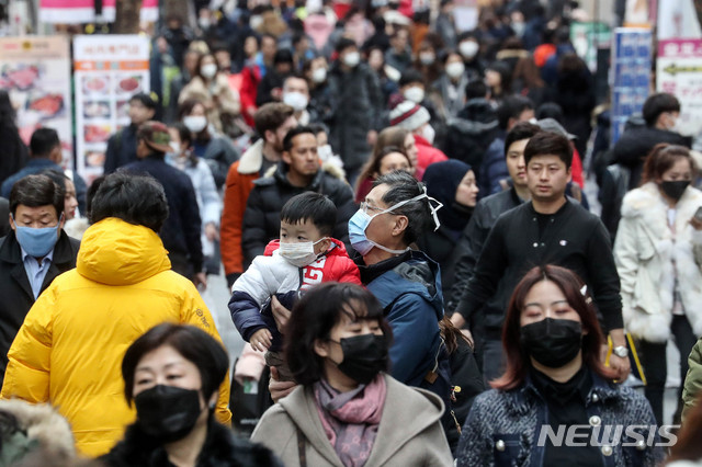 [서울=뉴시스]김병문 기자 = 신종 코로나바이러스 감염증이 확산 중인 지난달 28일 오후 서울 중구 명동 거리에서 시민들과 관광객들이 마스크를 착용하고 있다. 2020.01.28. dadazon@newsis.com