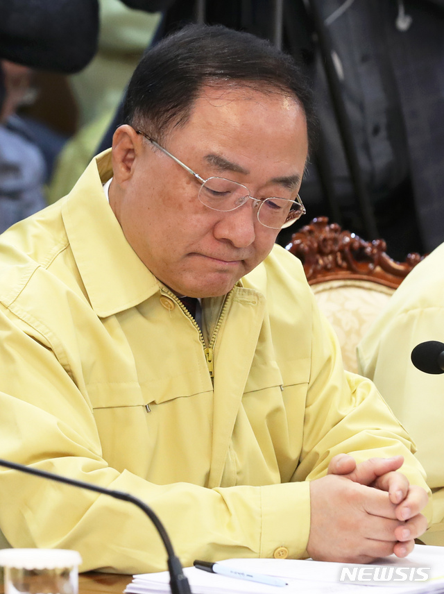 [서울=뉴시스]이윤청 기자 = 홍남기 경제부총리 겸 기획재정부 장관이 28일 오후 서울 종로구 정부서울청사에서 열린 신종 코로나바이러스 대응 관계장관회의에 참석해 있다. 2020.01.28.&nbsp; radiohead@newsis.com