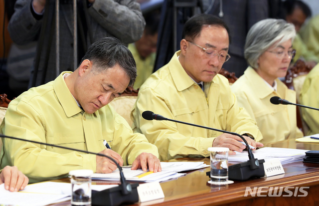 [서울=뉴시스]이윤청 기자 = 박능후(왼쪽부터) 보건복지부 장관, 홍남기 경제부총리 겸 기획재정부 장관, 강경화 외교부 장관이 28일 오후 서울 종로구 정부서울청사에서 열린 신종 코로나바이러스 대응 관계장관회의에 참석해 있다. 2020.01.28.&nbsp; radiohead@newsis.com