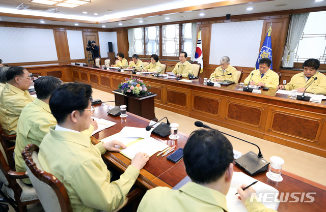 [서울=뉴시스]이윤청 기자 = 정세균 국무총리가 28일 오후 서울 종로구 정부서울청사에서 열린 신종 코로나바이러스 대응 관계장관회의에 참석해 발언하고 있다. 2020.01.28.&nbsp; radiohead@newsis.com