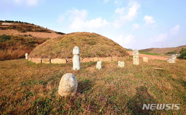 [서울=뉴시스] 황해북도 개풍군 고남리 용수산 남쪽에 있는 정종의 안릉의 측면 모습 (사진=평화경제연구소 제공) 2020.02.01. photo@newsis.com