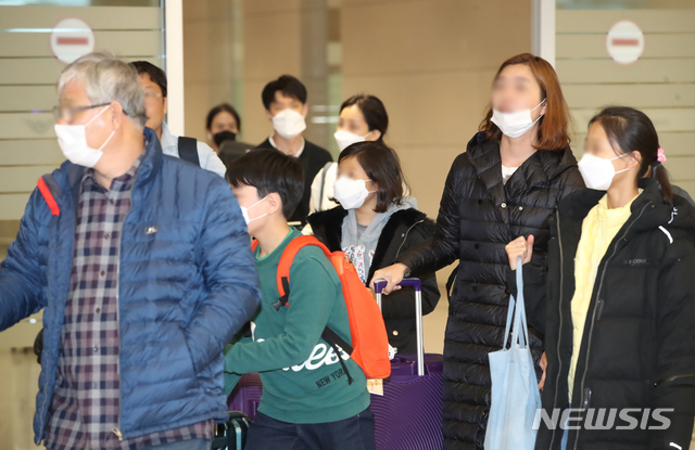 [인천공항=뉴시스] 조수정 기자 = 28일 인천공항 2터미널에서 입국자들이 신종 코로나 바이러스(우한 폐렴)를 우려, 마스크를 쓰고 있다. 2020.01.28.chocrystal@newsis.com