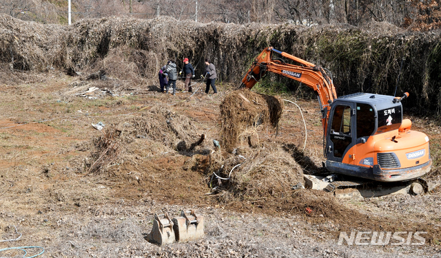 [광주=뉴시스] 신대희 기자 = 5·18기념재단과 대한문화재연구원이 28일 광주 북구 문흥동 옛 광주교도소 경비교도대 건물 뒤편에서 문화재 출토 방식으로 유골 발굴 작업을 벌이고 있다. 최근 해당 부지 옆 무연고 수형자 공동묘지에서 신원 미상 유골이 다수 발견됨에 따라 1980년 5·18민주화운동 행방불명자를 찾기 위한 작업이 재개됐다. 2020.01.28. sdhdream@newsis.com