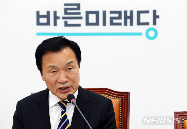 [서울=뉴시스] 장세영 기자 = 안철수 전 대표로부터 지도부 교체 요구를 받은 바른미래당 손학규 대표가 28일 서울 여의도 국회에서 기자회견을 열고 입장을 밝히고 있다. 2020.01.28. photothink@newsis.com