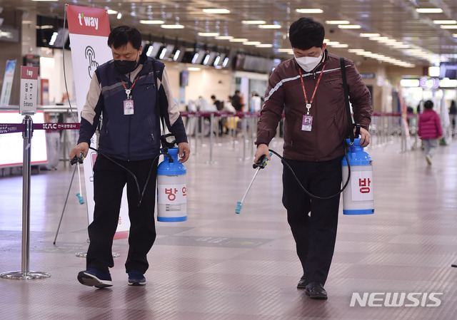 [대구=뉴시스] 이무열 기자 = 신종 코로나바이러스 감염증(우한 폐렴) 관련 감염병 위기경보 단계가 ‘주의’에서 ‘경계’로 상향 조정된 28일 대구국제공항 입국장에서 공항 관계자들이 방역작업을 하고 있다. 2020.01.28.lmy@newsis.com