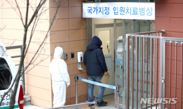 [성남=뉴시스]김선웅 기자 = 28일 경기 성남시 분당서울대병원 내 국가지정 입원치료병상에서 신종 코로나바이러스 감염증(우한 폐렴) 의심 환자가 이송되고 있다. 2020.01.28. mangusta@newsis.com