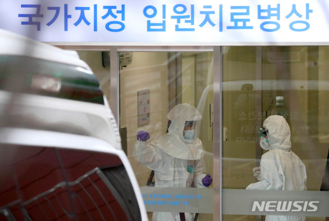 [성남=뉴시스]김선웅 기자 = 28일 경기 성남시 분당서울대병원 내 국가지정 입원치료병상에서 신종 코로나바이러스 감염증(우한 폐렴) 의심 환자를 이송하는 보건소 관계자와 병원 관계자가 대화하고 있다. 2020.01.28. mangusta@newsis.com