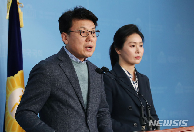 [서울=뉴시스] 김진아 기자 = 진성준 더불어민주당 검증위 간사가 28일 서울 여의도 국회 정론관에서 중앙당 공직선거후보자검증위원회 회의 결과를 브리핑 하고 있다. 민주당 공관위는 이낙연 전 총리에 자격심사 '적격' 판정, 김의겸 전 청 대변인과 송병기 전 울산경제부시장에 '보류' 판정을 하는 등 적격 여부 심사 결과를 발표했다. 2020.01.28. photo@newsis.com