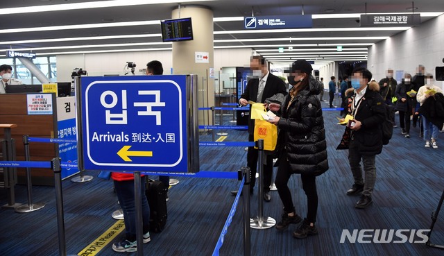 [부산=뉴시스] 하경민 기자 = '우한 폐렴'(신종 코로나바이러스 감염증) 확산 우려가 제기되고 있는 28일 부산 강서구 김해국제공항 국제선 입국장에서 중국발 항공기를 타고 온 승객들이 체온 감지 열화상카메라가 설치된 검역대를 지나고 있다. 질병관리본부는 우한 폐렴 국내 확산을 방지하기 위해 중국발 입국자를 대상으로 검역과 건강상태질문서 제출을 의무화 했다. 2020.01.28.   yulnetphoto@newsis.com