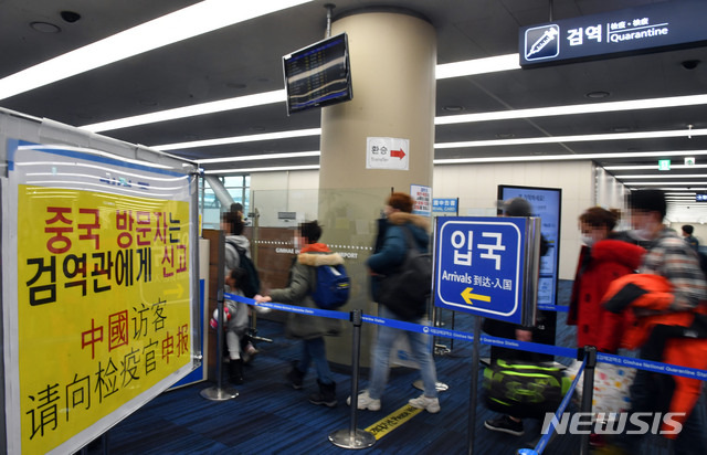 [부산=뉴시스] 김해국제공항 국제선 입국장 검역 모습.
