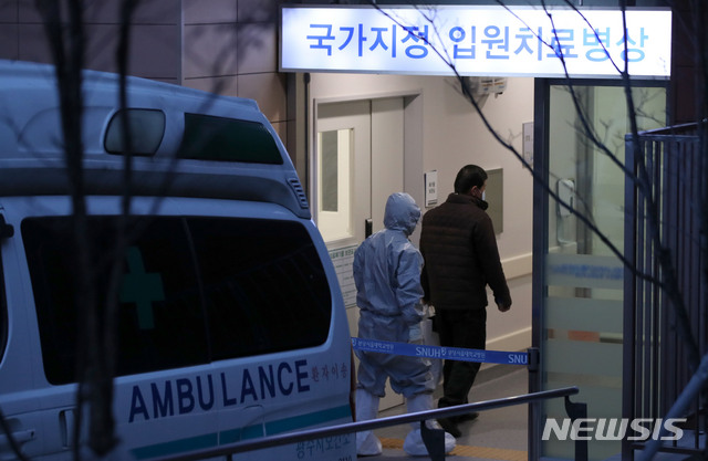 [성남=뉴시스] 김선웅 기자 = 28일 경기 성남시 분당서울대병원 내 국가지정 입원치료병상에서 우한 폐렴(신종 코로나 바이러스 감염증) 의심 환자가 이송되고 있다. 2020.01.28. mangusta@newsis.com