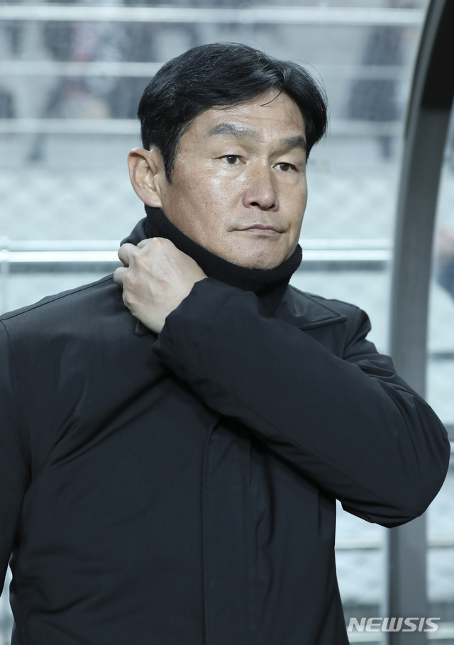 [서울=뉴시스] 고범준 기자 = 28일 오후 서울 마포구 서울월드컵경기장에서 열린 2020 아시아축구연맹(AFC) 챔피언스리그(ACL) 플레이오프 FC 서울-케다 FA 경기, 서울 최용수 감독이 그라운드를 바라보고 있다. 2020.01.28. bjko@newsis.com