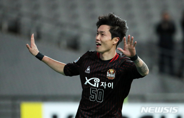 [서울=뉴시스] 고범준 기자 = 28일 오후 서울 마포구 서울월드컵경기장에서 열린 2020 아시아축구연맹(AFC) 챔피언스리그(ACL) 플레이오프 FC 서울-케다 FA 경기, 서울 박동진이 골을 넣고 기뻐하고 있다. 2020.01.28. bjko@newsis.com