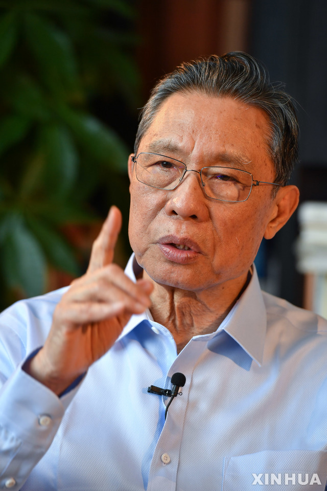 [광저우=신화/뉴시스]28일(현지시간) 우한 폐렴(신종 코로나바이러스 감염증) 대응 대책반장 격인 중난산(鐘南山) 중국공정원 원사가 광둥성 광저우에서 관영언론 신화통신과 인터뷰 중인 모습. 중국 최고 호흡기 질환 전문가 중 하나인 그는 "신종 코로나바이러스 유행은 다음 7~10일 사이 정점을 기록한 뒤 대규모 증가는 없을 것"이라고 낙관적인 전망을 내놨다. 2020.01.29.&nbsp; 