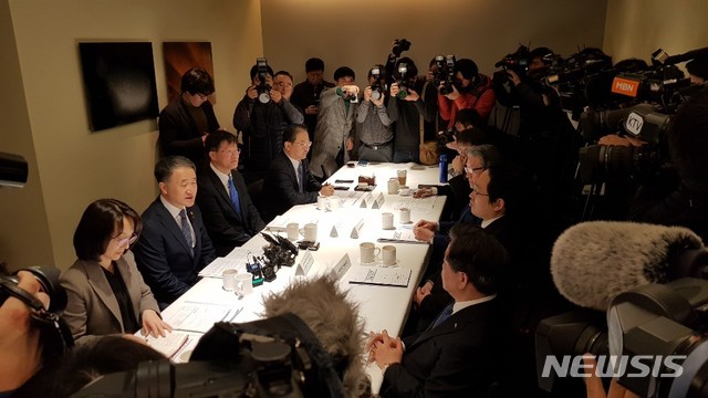 [서울=뉴시스]구무서 기자 = 박능후 보건복지부 장관이 29일 오전 7시30분 서울 중구 모처에서 의약단체장들과 간담회를 갖고 있다. 박 장관은 이날 간담회에서 아직 지역사회에 신종 코로나바이러스 감염증이 확산되지 않았다며 의료인과 국민들에게 협조를 당부했다. 2020.01.29. nowest@newsis.com