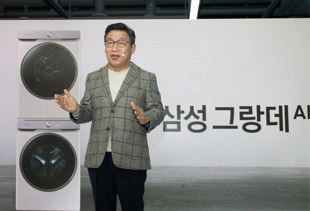 [서울=뉴시스] 이재승 삼성전자 생활가전사업부장(부사장)이 29일 삼성 디지털프라자 강남본점에서 진행된 '삼성 그랑데 AI' 미디어데이에서 신제품을 소개하고 있다. (사진: 삼성전자 제공) 2020.01.29.