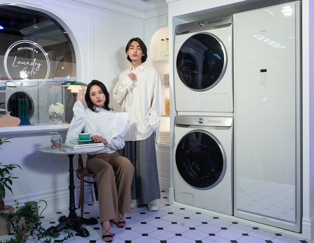 [서울=뉴시스] 삼성전자 모델이 삼성 디지털프라자 강남본점에 마련된 라이프스타일 쇼룸 ‘#프로젝트 프리즘(#ProjectPRISM)’에서 소비자 개개인의 사용 습관에 맞춰 세탁과 건조를 해주는 인공지능 세탁기·건조기 ‘삼성 그랑데 AI’를 소개하고 있다.(사진: 삼성전자 제공) 2020.01.29.