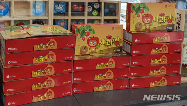 [예산=뉴시스] 편의점 진열대에 놓인 예산사과빵 모습. 